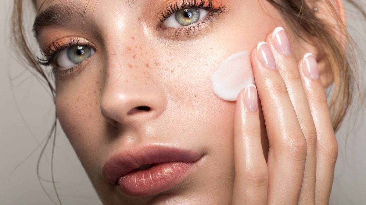 7 нешта што треба да ги научите до 30-тата година за вашата кожа да изгледа неверојатно