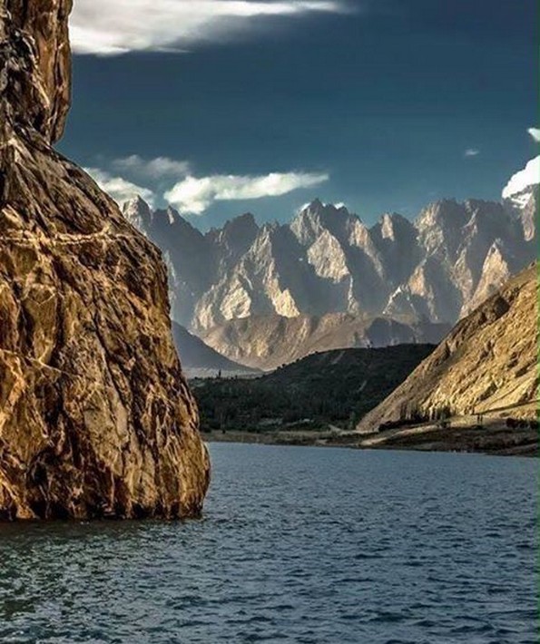 Езерото Атабад: Рајско место создадено од катастрофа