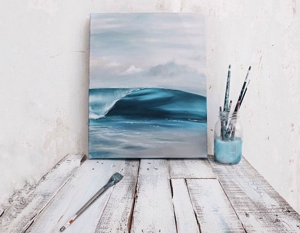 Уметница црта слики што ја слават мирната убавина на бесконечното море