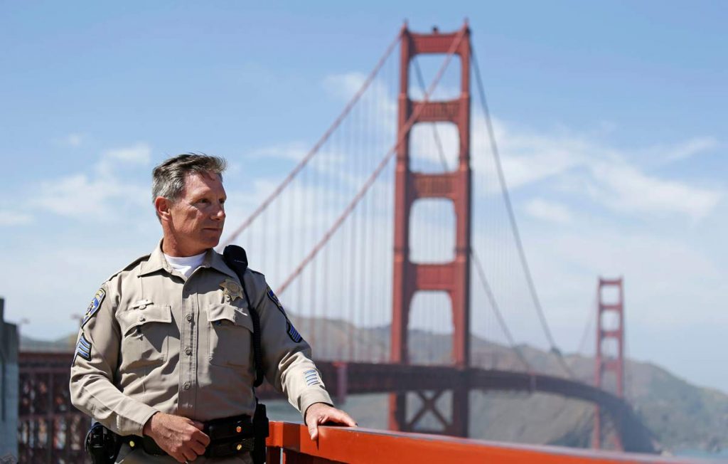 Полицаец херој спречил над 200 обиди за самоубиство на мостот Голден Гејт