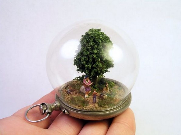 Артист претвора стари џебни часовници во минијатурни светови