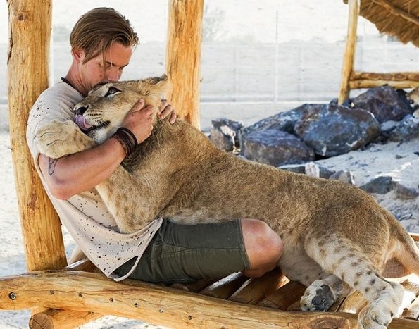Маж од Швајцарија се откажал од кариерата за да ги спаси дивите животни во Африка