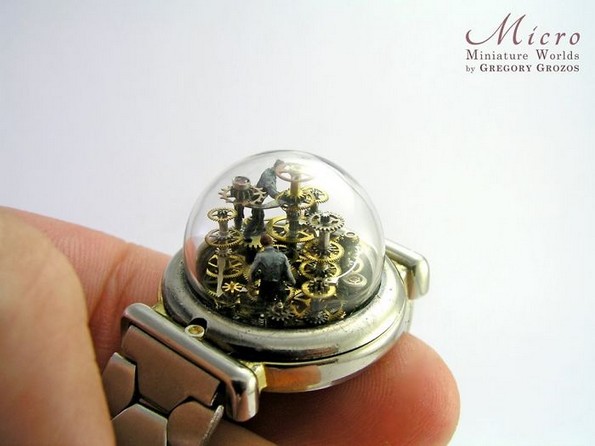Артист претвора стари џебни часовници во минијатурни светови