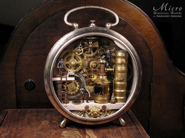 Артист претвора стари џебни часовници во минијатурни светови