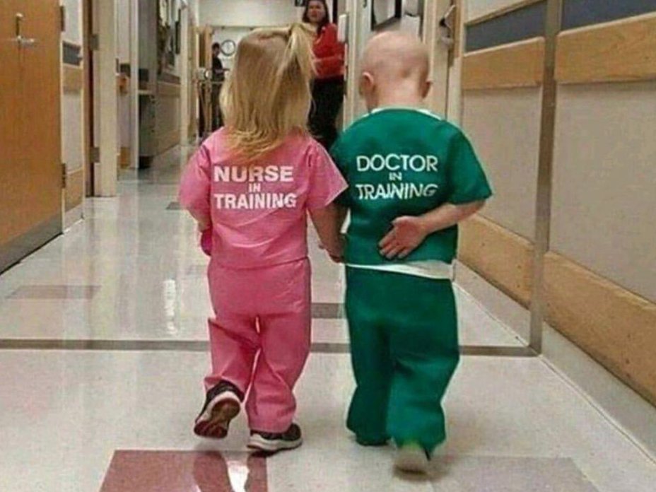 Фотографија од деца облечени како доктор и медицинска сестра предизвика бурни реакции на Твитер
