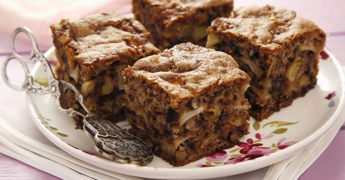 Посен колач од јаболка и ореви