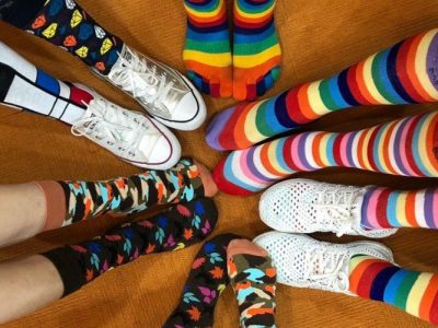 Знаете ли зошто денес сите носат шарени и различни чорапи?
