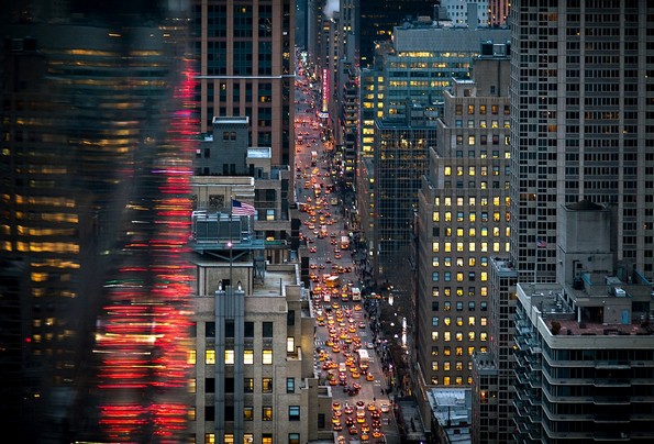 Фотограф открил „скриен град“ во одразот на облакодерите во Њујорк