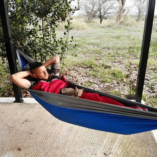 Маж патува околу светот со улично маче