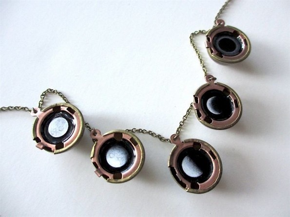 Артистка црта мали портали кон други светови на компаси и медалјони