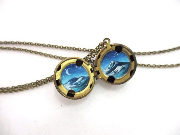 Артистка црта мали портали кон други светови на компаси и медалјони