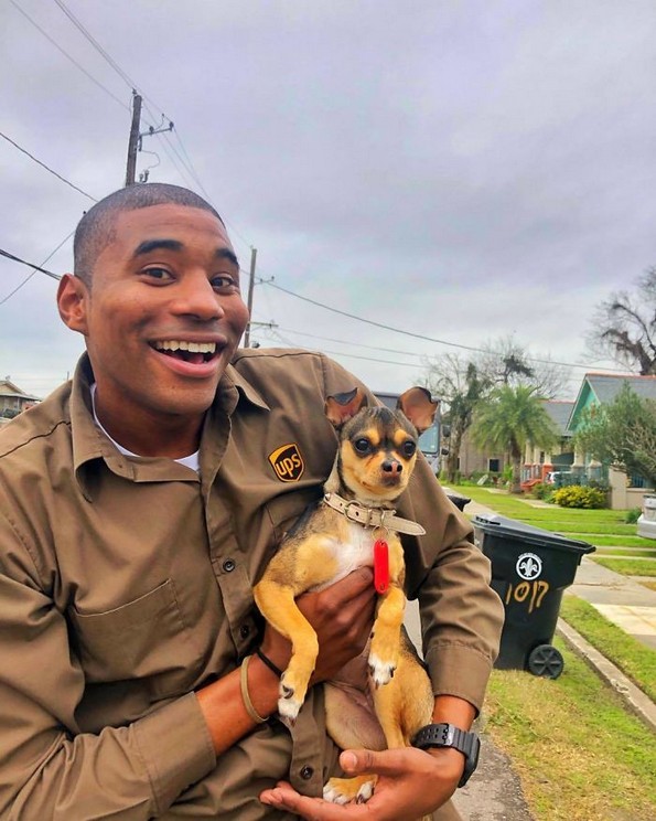 Возач од UPS се фотографира со секое куче што го сретнува на работа