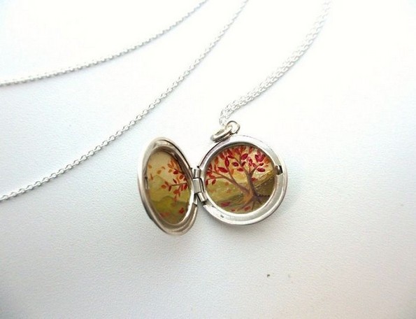 Артистка црта мали портали кон други светови на компаси и медалјони