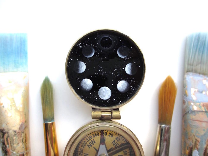 Артистка црта мали портали кон други светови на компаси и медалјони