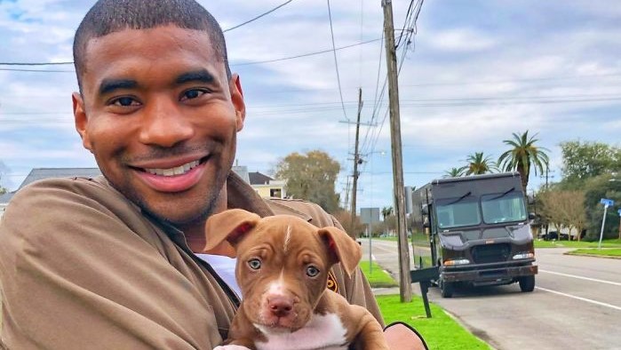 Возач од UPS се фотографира со секое куче што го сретнува на работа