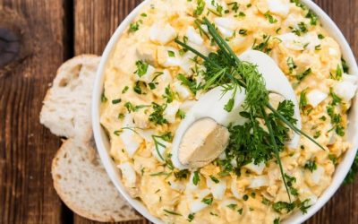 Рецепти со велигденски јајца: Богата солена торта и превкусна салата