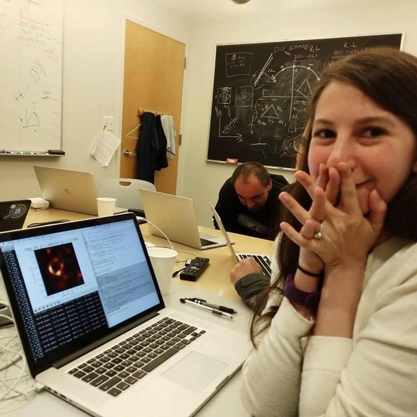 Запознајте ја Кејти Боуман, жената што ни помогна да ја фотографираме црната дупка