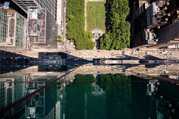 Фотограф открил „скриен град“ во одразот на облакодерите во Њујорк