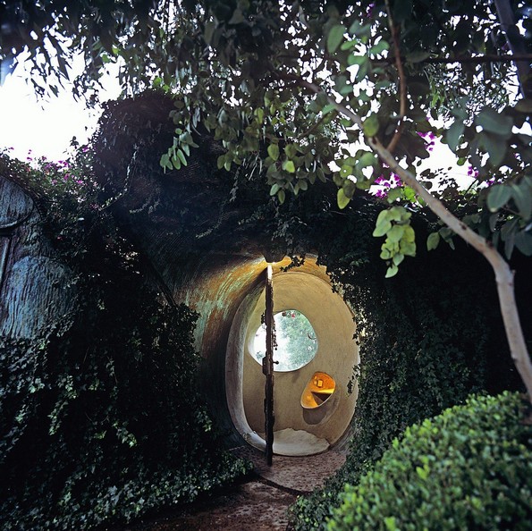 Неверојатен подземен „хобитски“ дом во којшто ќе посакате да живеете