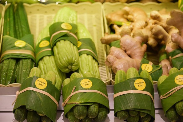Азиските супермаркети се враќаат на користењето листови наместо пластика