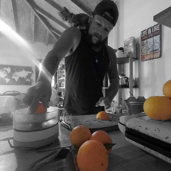 Маж патува околу светот со улично маче