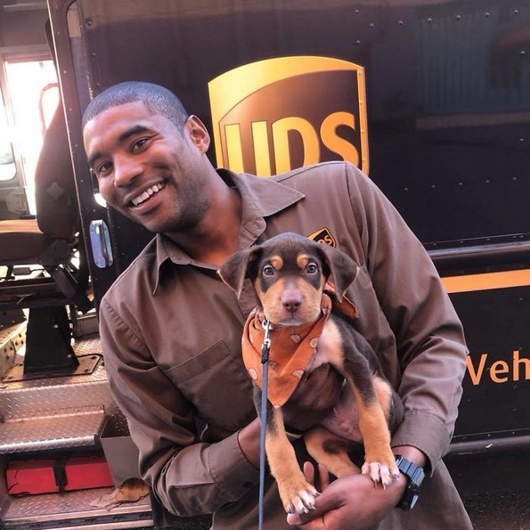 Возач од UPS се фотографира со секое куче што го сретнува на работа