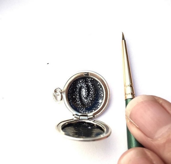 Артистка црта мали портали кон други светови на компаси и медалјони