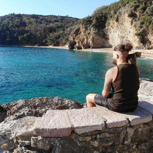 Маж патува околу светот со улично маче