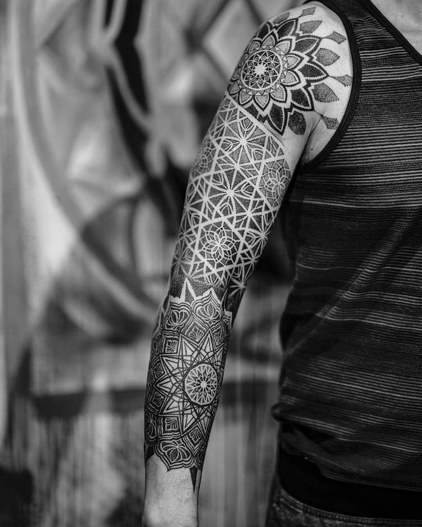 Тату артист ги претвора природните геометриски дезени во неверојатни тетоважи