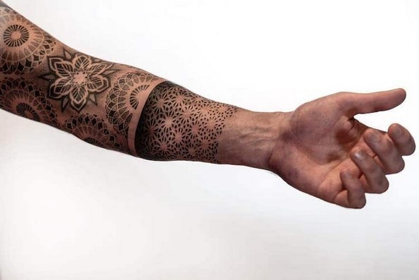 Тату артист ги претвора природните геометриски дезени во неверојатни тетоважи