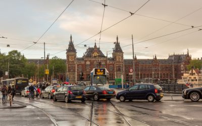 Амстердам планира да ги забрани сите неелектрични возила до 2030-та година