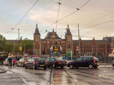 Амстердам планира да ги забрани сите неелектрични возила до 2030-та година