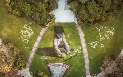 Артист слика на трева со површина од 5.200 метри квадратни, користејќи биоразградлива боја