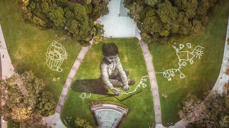 Артист слика на трева со површина од 5.200 метри квадратни, користејќи биоразградлива боја