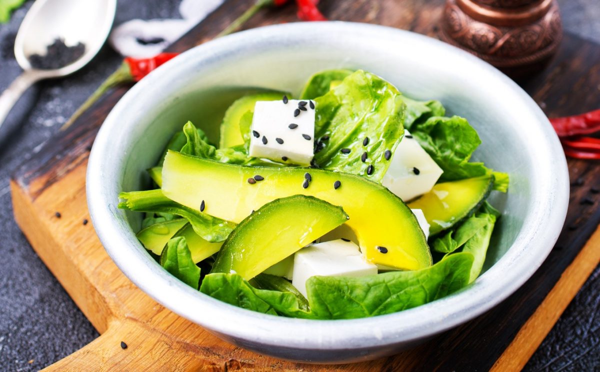 Лесна салата со краставица и авокадо