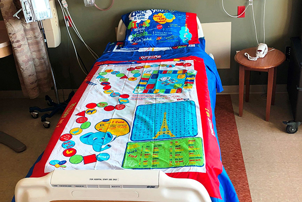 Татко ги претвора детските болнички постелнини во друштвени игри