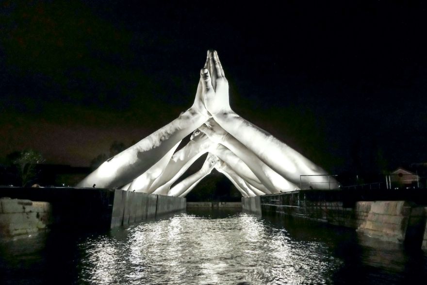 Нова импресивна скулптура во Венеција испраќа порака за единство