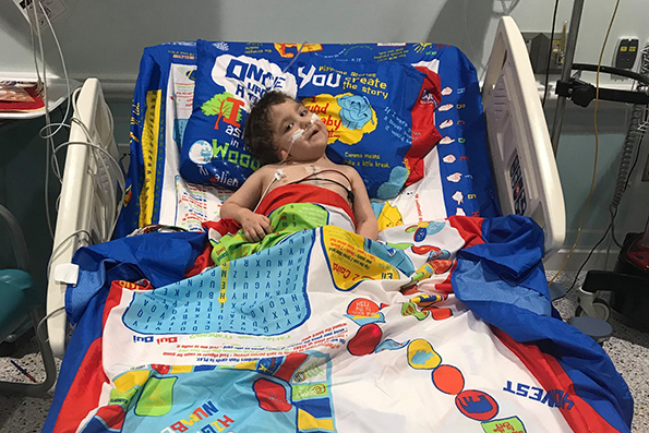 Татко ги претвора детските болнички постелнини во друштвени игри