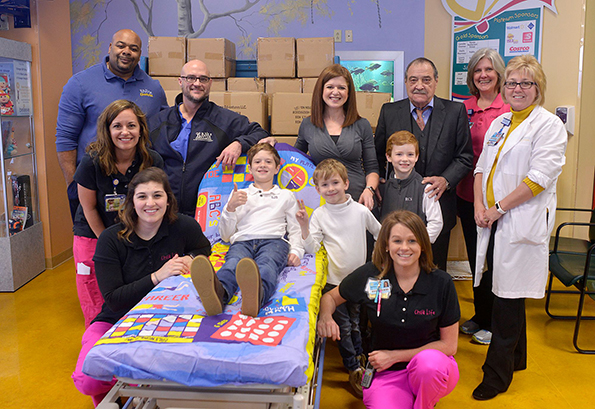 Татко ги претвора детските болнички постелнини во друштвени игри