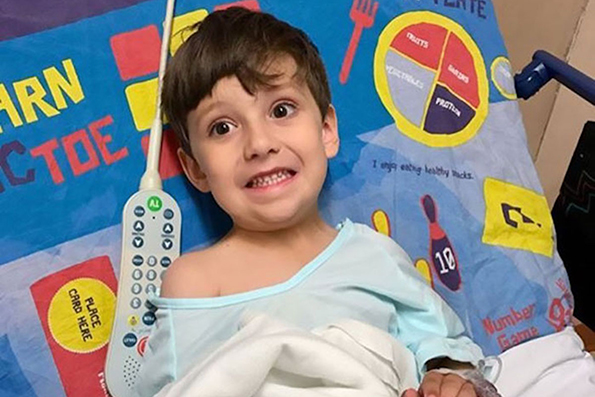 Татко ги претвора детските болнички постелнини во друштвени игри