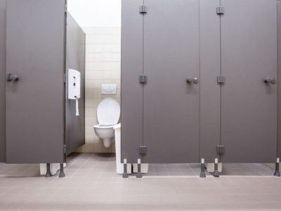 Докторите предупредуваат: Ова скоро сите го прават во јавен тоалет, а никако не би смееле