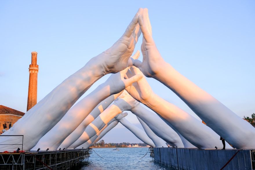 Нова импресивна скулптура во Венеција испраќа порака за единство