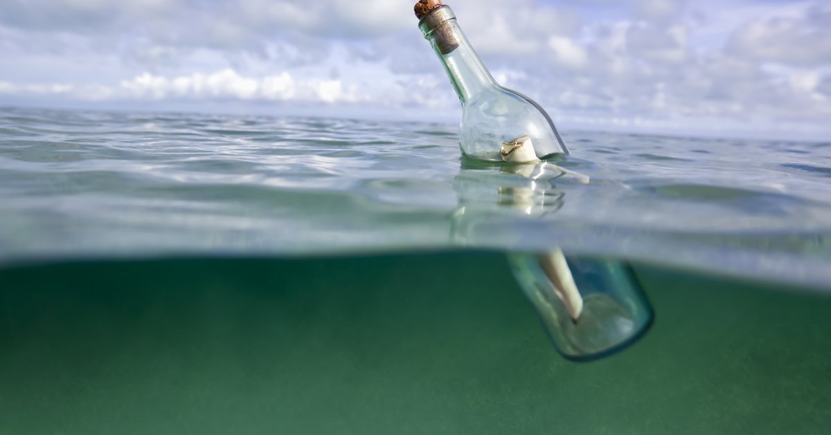 (1) tatko-i-sin-pronashle-poraka-vo-shishe-stara-50-godini