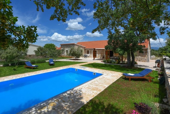 15 најубави базени на хрватскиот брег кои ќе сакате да ги посетите