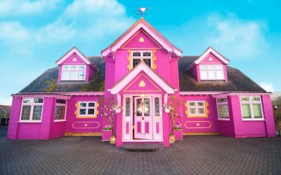 Како во земјата на чудата: Розе куќичка со „еднорог“ градина што може да се изнајмува