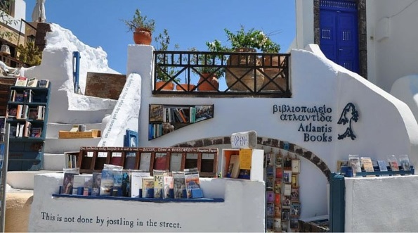 Погледнете ја оваа прекрасна книжарница на отворено во Санторини