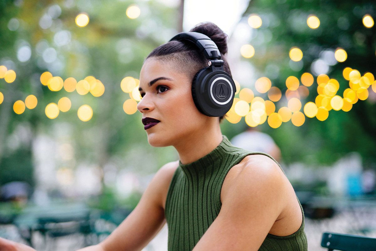 Вистинската причина поради која луѓето носат слушалки, а тоа не е слушањето музика
