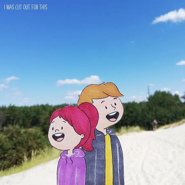 Илустрирани хартиени исечоци мудро вметнати во патувачки фотографии