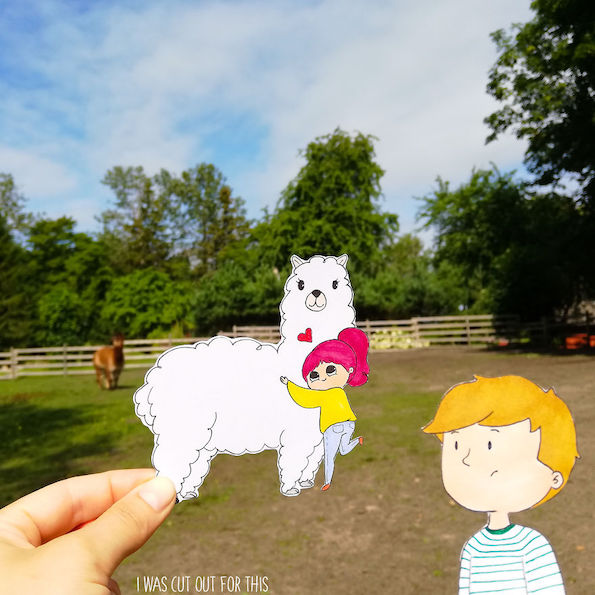 Илустрирани хартиени исечоци мудро вметнати во патувачки фотографии