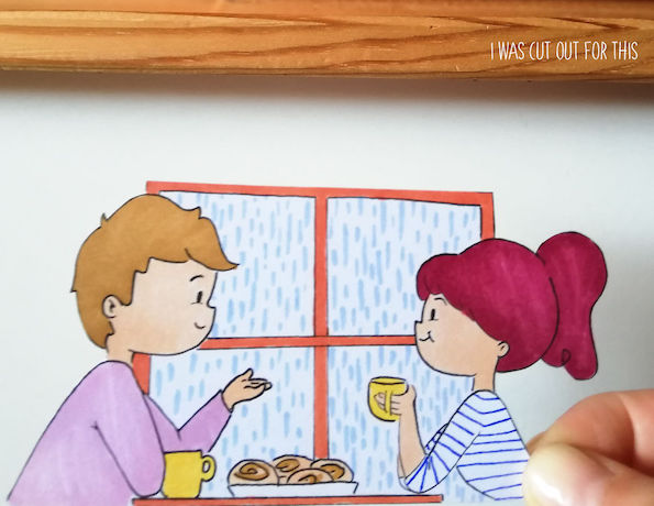 Илустрирани хартиени исечоци мудро вметнати во патувачки фотографии